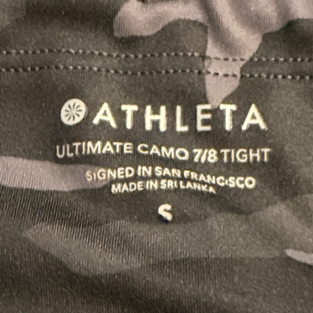 Athleta Black/Gray Camo Ultimate Stash
Pocket Camo 7/8 Tights Size Small - Picture 3 of 11